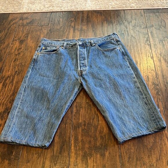 Levi’s 501 Button Fly Jean shorts in EUC size 36 - Picture 1 of 6